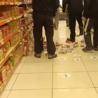 Βόλος: Πέταξαν και ποδοπάτησαν μπισκότα Βιολάντα σε σούπερ μάρκετ