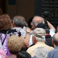 Συνταξιούχοι στην ουρά για πληρωμές σε συντάξεις