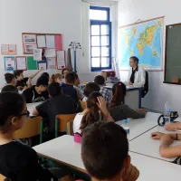 μαθητές και δασκάλα σε αίθουσα σχολείου