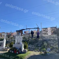 Μαθητές φροντίζουν δενδρύλλια στα Τέμπη