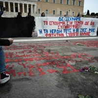 Συγκέντρωση στο Σύνταγμα για τα Τέμπη με πανό από τους φοιτητές