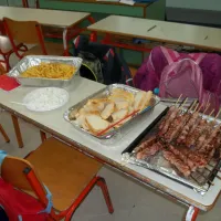 Τσικνοπέμπτη σε σχολείο, σουβλάκια επάνω σε θρανίο