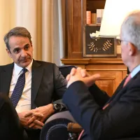 Έκτακτη συνέντευξη τύπου για την αντιμετώπιση της ακρίβειας και της αισχροκέρδειας, με φόντο τον πόλεμο που μαίνεται στη Μέση Ανατολή, θα παραχωρήσουν σήμερα το μεσημέρι εκπρόσωποι της κυβέρνησης. Συγκεκριμένα, ο αντιπρόεδρος της κυβέρνησης Κωστής Χατζηδάκης, ο υπουργός Περιβάλλοντος και Ενέργειας Σταύρος Παπασταύρου και ο υπουργός Ανάπτυξης Τάκης Θεοδωρικάκος θα κάνουν δηλώσεις στη συνέντευξη τύπου με θέμα: «Έκτακτες ανακονώσεις της κυβέρνησης για την αντιμετώπιση της αισχροκέρδειας». Οι δηλώσεις θα γίνο