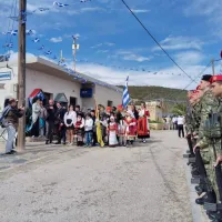 Μαθητές στη Γαύδο για την παρέλαση της 25ης Μαρτίου με στρατό