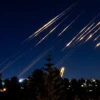 Πύραυλοι του Ιράν τη νύχτα στον ουρανό