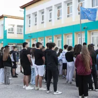 Μαθητές στο προαύλιο σε Λύκειο
