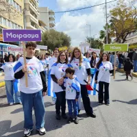 Μια παρέλαση με νόημα: Μαθητές προτάσσουν αξίες πάνω από τη ρουτίνα