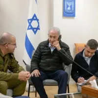 Νετανιάχου με στρατιωτικούς μιλάει, πίσω σημαία του Ισραήλ