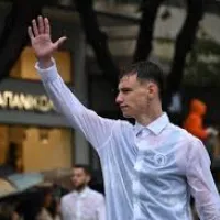 παρελαση υπο βροχή