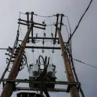 Κολώνα της ΔΕΗ και του ΔΕΔΔΗΕ με ρεύμα