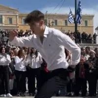 Ο νεαρός μαθητής Μάνθος χορεύει ζεϊμπέκικο στο Σύνταγμα