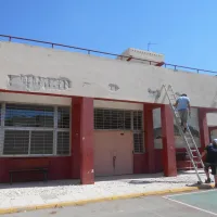 Εργάτες επισκευάζουν την είσοδο σχολείου