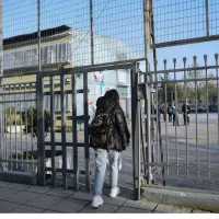 Είσοδος σχολείου, μαθήτρια μπαίνει σε προαύλιο 