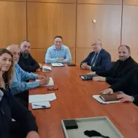 Συνάντηση Κωνσταντίνου Βλάση με εκπαιδευτικούς και γονείς της Σαντορίνης