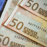 Τρία χαρτονομίσματα των 50 ευρώ στη σειρά