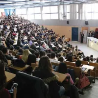 Αμφιθέατρο σε Πανεπιστήμιο με φοιτητές και καθηγητές 