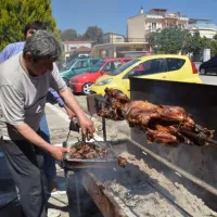 Σούβλισμα αρνιού το Πάσχα