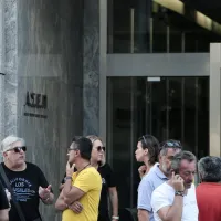 Κόσμος έξω από το κτήριο του ΑΣΕΠ