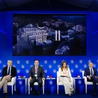 από αριστερά: Ανδριάνα Παρασκευοπούλου, δημοσιογράφος, παρουσιάστρια Ειδήσεων ΕΡΤ, ο υπουργός Επικρατείας, αρμόδιος για τον συντονισμό του κυβερνητικού έργου, Άκης Σκέρτσος, ο υπουργός Ψηφιακής Διακυβέρνησης και Τεχνητής Νοημοσύνης, Δημήτρης Παπαστεργίου, η υπουργός Παιδείας, Θρησκευμάτων και Αθλητισμού, Σοφία Ζαχαράκη, ο διευθύνων σύμβουλος της Vodafone Ελλάδας, Αχιλλέας Κανάρης και ο Jeffrey DeMarco, senior technical advisor για την Ψηφιακή Προστασία των Παιδιών στη Save the Children