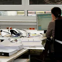 Δημόσιος υπάλληλος σε γραφείο εργάζεται σε υπολογιστή