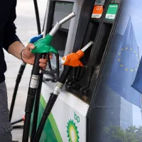 Πρατήριο καυσίμων μαζί με σημαία της Ευρωπαϊκής Ένωσης 