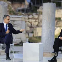 Ο Κυριάκος Μητσοτάκης και ο Εμανουέλ Μακρόν συζητούν στη Ρωμαϊκή Αγορά Αθηνών