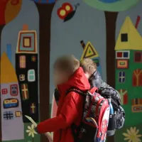Μαθητές με σχολική τσάντα πάνε φροντιστήριο