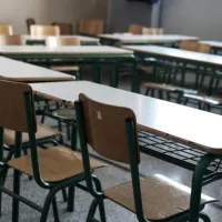 αίθουσα με θρανία σε σχολείο
