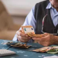 Συνταξιούχους υπολογίζει ευρώ σε χαρτονομίσματα με κομπιουτεράκι