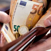 Χρήματα από τον μισθό σε πορτοφόλι