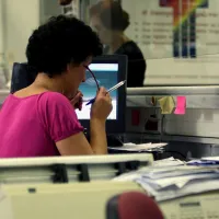 Δημόσιος υπάλληλος σε γραφείο εργάζεται