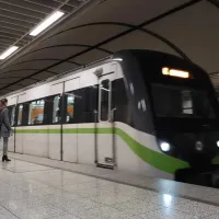 Σταθμός του Μετρό με συρμό στην αποβάθρα και επιβάτες. Το άρθρο αφορά τις μόνιμες προσλήψεις ελεγκτών κομίστρου στη ΣΤΑΣΥ