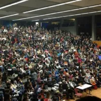 Γεμάτο αμφιθέατρο με φοιτητές σε Πανεπιστήμιο 