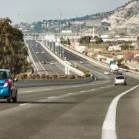 Αυτοκίνητα κινούνται σε Εθνικό Οδό της Ελλάδας