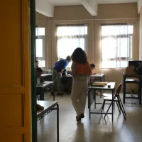 Γυναίκα εκπαιδευτικός μπαίνει μέσα σε τάξη σχολείου