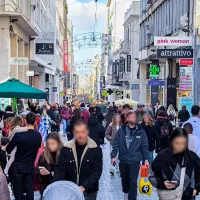 Κόσμος περπατάει στον πεζόδρομο της Ερμού στην Αθήνα. Το άρθρο αφορά τις αλλαγές στο επίδομα ανεργίας για εργαζόμενους που μετακινούνται στην ΕΕ