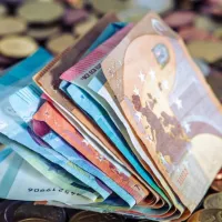 Σταδιακές πληρωμές σε χρήματα από τον ΕΦΚΑ για 25.000 εργαζόμενους συνταξιούχους
