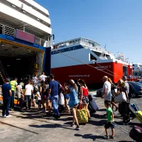 Επιβίβαση τουριστών με βαλίτσες σε καράβι στον Πειραιά για διακοπές