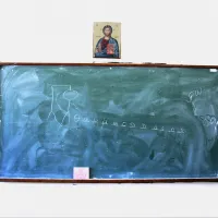 Πίνακας σχολικής αίθουσας με χριστιανική εικόνα από πάνω