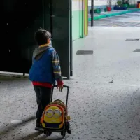 Παιδί με τσάντα μπαίνει σε τάξη σχολείου