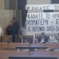 Εισβολή Ρουβίκωνα σε δημοτικό συμβούλιο – Πέταξαν σακούλες με σκουπίδια στην αίθουσα