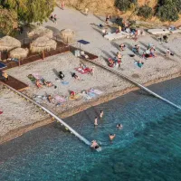 Αττική: Οι δωρεάν παραλίες με καθαρά νερά, ομπρέλες, ντουζιέρες και σύστημα Seatrac για ΑμεΑ