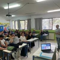 Εκπαιδευτικός διδάσκει σε αίθουσα Σχολείου Δεύτερης Ευκαιρίας (ΣΔΕ) σε ενήλικες μαθητές κατά τη διάρκεια του σχολικού έτους 2025-2026