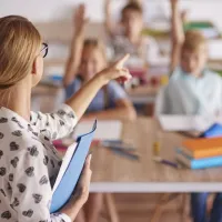 Δασκάλα αναπληρωτής κάνει μάθημα σε τάξη