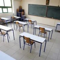 Σχολική αίθουσα λυκείου άδεια για τις προαγωγικές και απολυτήριες εξετάσεις 2026 με την Τράπεζα Θεμάτων