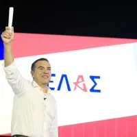 Ο Αλέξης Τσίπρας με φόντο το όνομα στο νέο κόμμα του «ΕΛΑΣ»