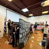 Ένταση στον Βόλο: Φοιτητές εισέβαλαν σε εκδήλωση του Πανεπιστημίου Θεσσαλίας (Εικόνες)