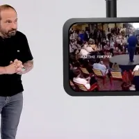 Σάλο προκάλεσε η τηλεοπτική τοποθέτηση του δημοσιογράφου Μάνου Βουλαρίνου το βράδυ της Τρίτης στον ΣΚΑΪ, ο οποίος εκμεταλλεύτηκε την τραγωδία στην Ηλιούπολη για να επιτεθεί στον Αλέξη Τσίπρα