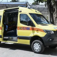 Ασθενοφόρο του ΕΚΑΒ με ανοιχτές πόρτες
