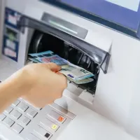 Χρήματα ευρώ σε μηχάνημα ΑΤΜ τράπεζας
